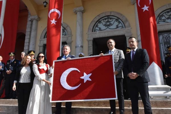 İzmirli öğrencilerden koreografiyle Türkiye haritası