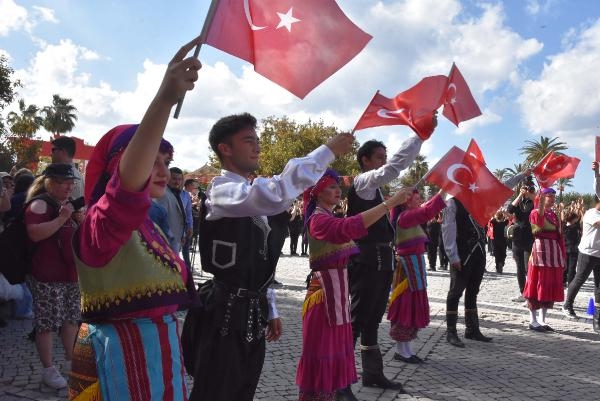 İzmirli öğrencilerden koreografiyle Türkiye haritası