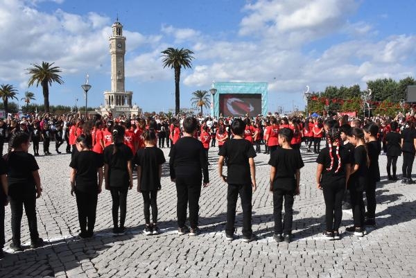 İzmirli öğrencilerden koreografiyle Türkiye haritası