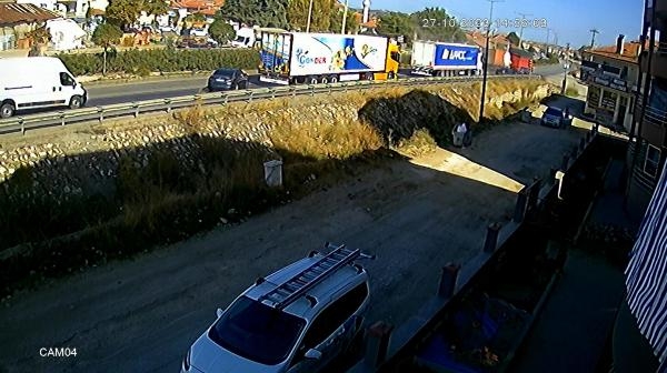 Kamyonun kırmızı ışıkta bekleyen TIR ve otomobile çarptığı kaza, kamerada