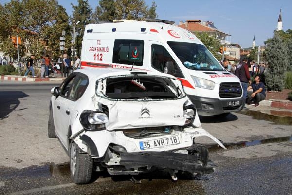 Kamyonun kırmızı ışıkta bekleyen TIR ve otomobile çarptığı kaza, kamerada