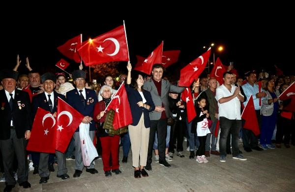 Karşıyaka, cumhuriyetin 100'üncü yaşını coşkuyla kutluyor