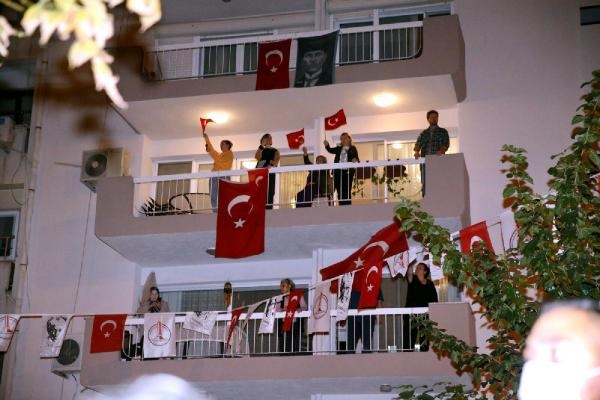 Karşıyaka, cumhuriyetin 100'üncü yaşını coşkuyla kutluyor