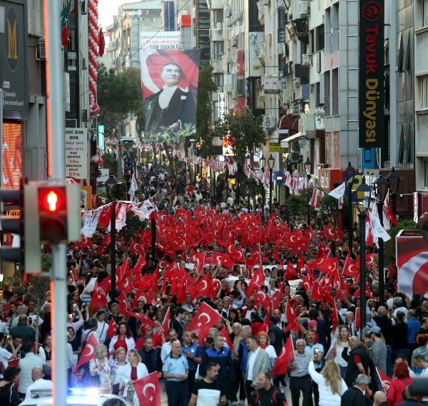Karşıyaka, cumhuriyetin 100'üncü yaşını coşkuyla kutluyor