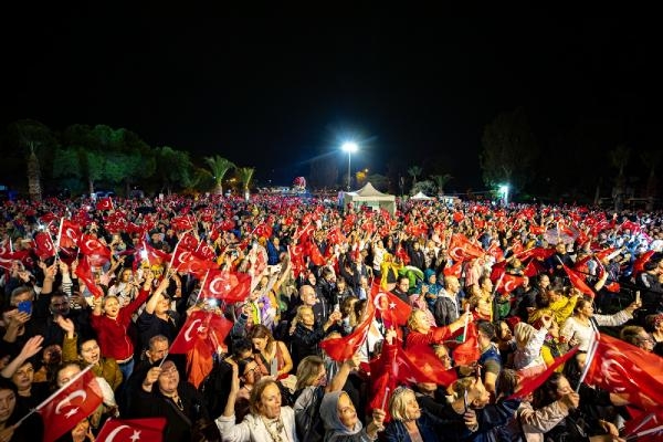 Karşıyaka'da Volkan Konak ile Cumhuriyet şöleni
