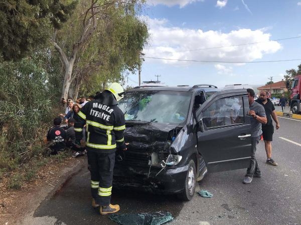 Kavşakta feci kaza: 5 ölü, 1 yaralı