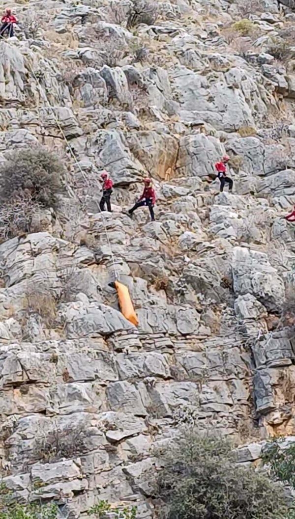 Kayalıklara düşen İngiliz paraşüt pilotu öldü