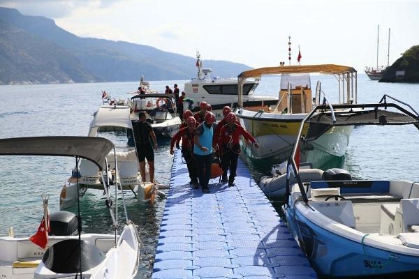 Kayalıklara düşen İngiliz paraşüt pilotu öldü
