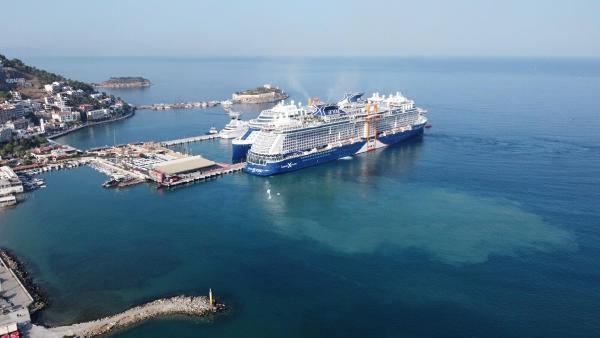 Kuşadası'na 3 gemiyle 6 bini 220 turist