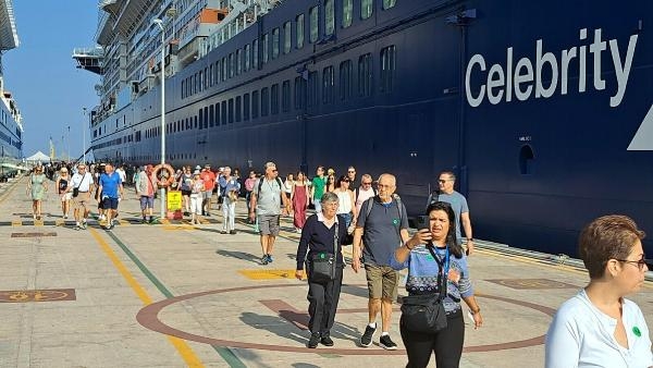 Kuşadası'na 3 gemiyle 6 bini 220 turist