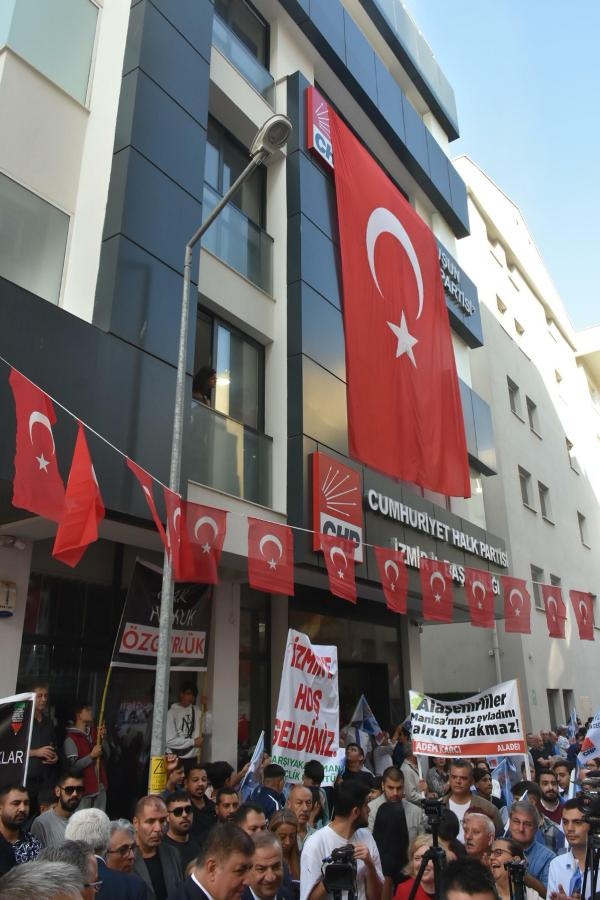 Özgür Özel'den İzmir'de boy gösterisi
