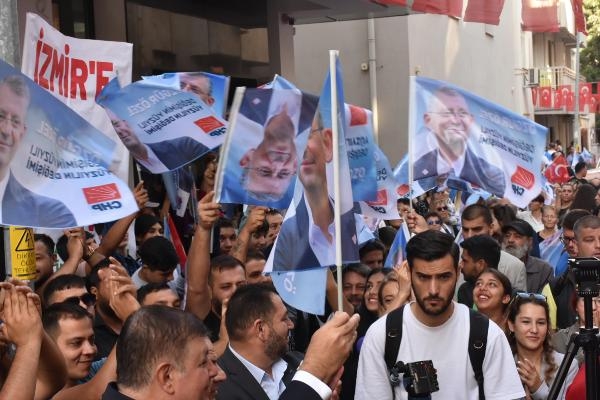 Özgür Özel'den İzmir'de boy gösterisi