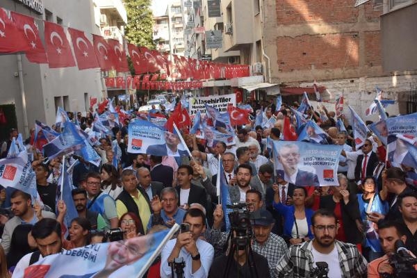Özgür Özel'den İzmir'de boy gösterisi