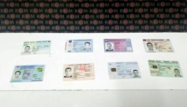 Sahte kimlikle yurt dışına kaçmaya çalışan 8 FETÖ üyesi yakalandı
