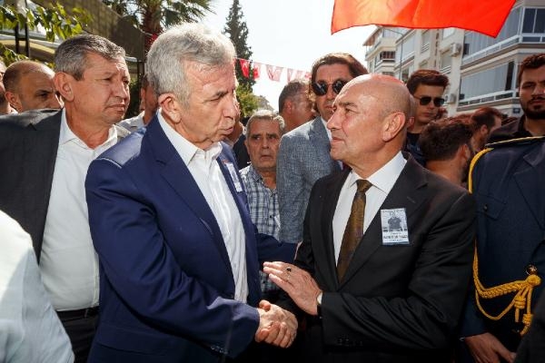 Şehit itfaiyeciye iki başkanla uğurlama
