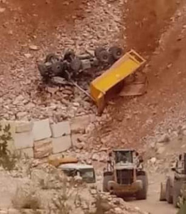 Uçuruma devrilen hafriyat kamyonundaki 2 kişi öldü