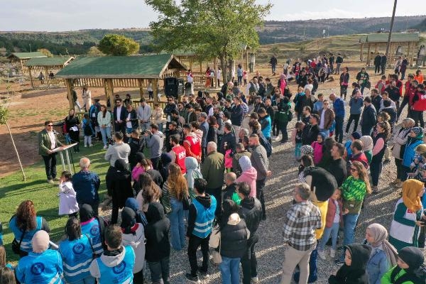 Uşak Belediyesi, 11 bin fidanı toprakla buluşturuyor