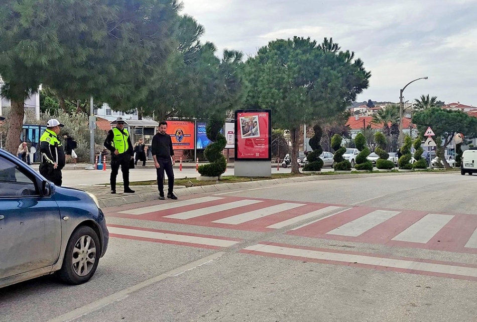 Çeşme'de yayalara öncelik uygulamaları devam ediyor