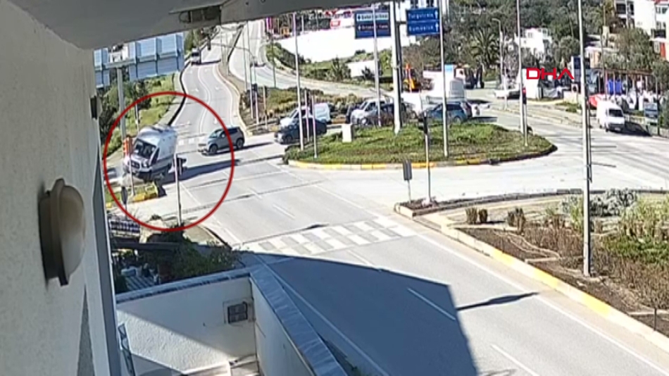 Ambulans devrildi; 4 yaralı