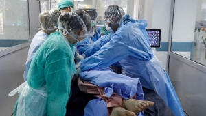 İzmir'de 447 sağlıkçıya virüs bulaştı