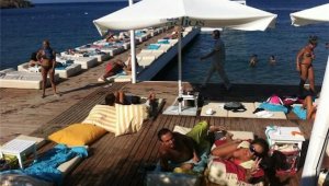 Ünlülerin 'beach'i yerle bir oldu