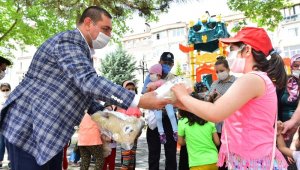 Başkan, çocuklara oyuncak ve çikolata dağıttı