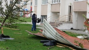 Çatılar uçtu, ağaçlar devrildi, elektrik telleri koptu