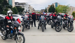 Emniyet Müdürü motosiklete atladı, çocukları sevindirdi