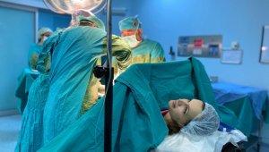 Doktor, eşinin doğumunu yaptı