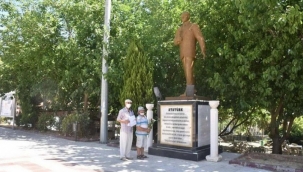 Atatürk Anıtı'na çiçek bırakmak suç sayıldı