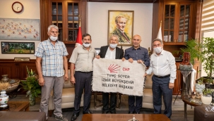 Siirtliler Başkan Soyer'e tiftik battaniye