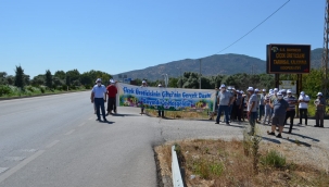 Tunç Soyer'in önünü 'pankartla' kestiler