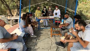 Alkışlar Urlalı kadınlara