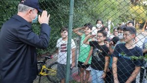 Bakan Akar'dan parktaki çocuklara asker selamı