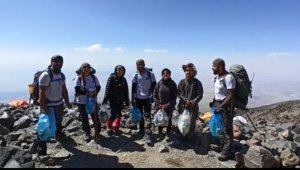 Vanlı dağcıların Ağrı Dağı'nda çöp tepkisi