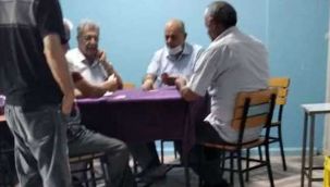 Yasak ama başkan kağıt oynarken görüntülendi