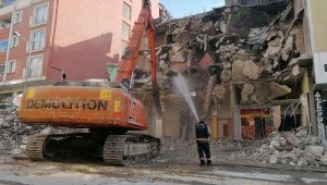 Tinercilerin mesken tuttuğu bina yıkıldı