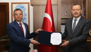 BEÜ Öğretim Üyesi Prof. Dr. Aydın'a  'en iyi bilimsel makale' ödülü