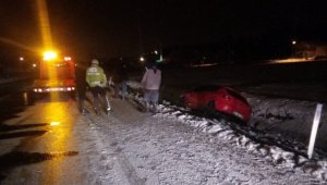 Buzlu yolda kayan otomobil kanala düştü