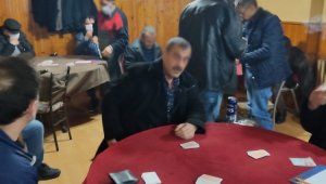 Kısıtlamada ceza yememek için çatıya saklandılar