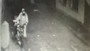 Motosiklet hırsızı önce kameraya sonra polise yakalandı