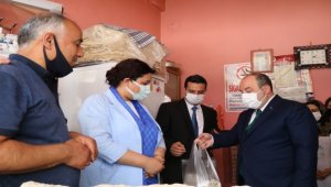 Bakan Varank'tan sıcaktan bunalan gazeteci ve vatandaşlara dondurma servisi