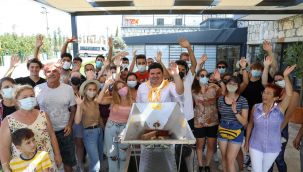 AIESEC gençleri Buca’da üzüm hasadında