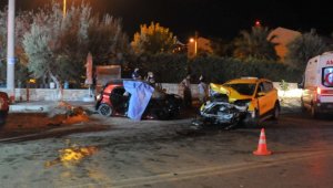 Çeşme'de taksi ile otomobil çarpıştı: 1 ölü, 1 yaralı