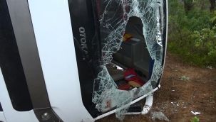 Rus turistleri taşıyan otobüs devrildi