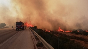 Çeşme'deki yangın nedeniyle otoyol trafiğe kapandı