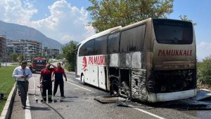 Denizli'de yolcu otobüsü, alevlere teslim oldu