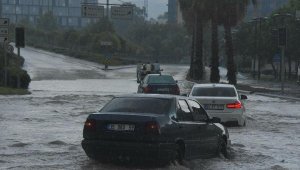İzmir'de sağanak nedeniyle cadde ve sokaklar göle döndü