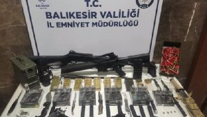 Bandırma'da yapılan operasyonda çok sayıda silah ele geçirildi