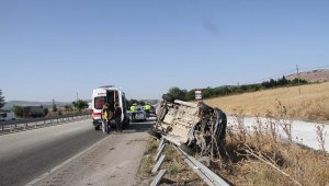 Bariyerlere çarpan hafif ticari araç devrildi, 4 kişi yaralandı